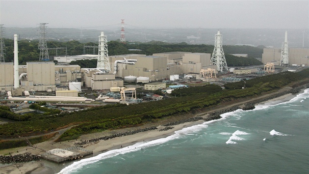 Pohled na japonskou jadernou elektrárnu Hamaoka (7. kvtna 2011)