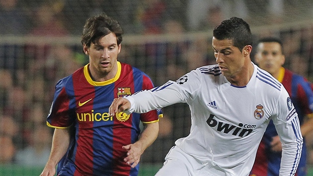 SOUBOJ INDIVIDUALIT. Lionel Messi pozorn sleduje dribling Cristiana Ronalda.
