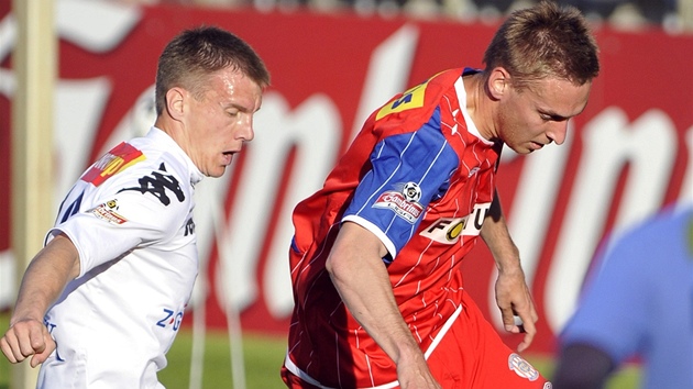 Radek Mezlík (vlevo) ze Slovácka t�sn� brání brn�nského Jana Kalabi�ku.