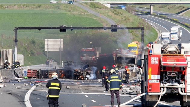 Následky nehody kamionu s tlakovými lahvemi na dálnici D5 u Plzně