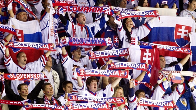 SLOVENSKO. Sloven�tí fanou�ci na domácím mistrovství p�íkladn� fandí svému týmu.