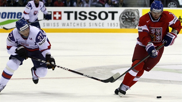 FOR�EKING. Slovenský úto�ník Ladislav Nagy napadá rozehrávku �eského obránce Marka �idlického.