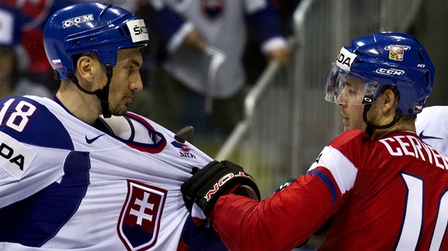 DEJ MI SV�J DRES. Roman �ervenka se p�etahuje se Slovákem Miroslavem �atanem.