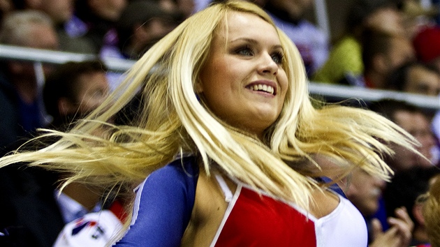 KRÁSKA. Pohledná roztleskáva�ka p�i utkání hokejového mistrovství sv�ta v Bratislav�.