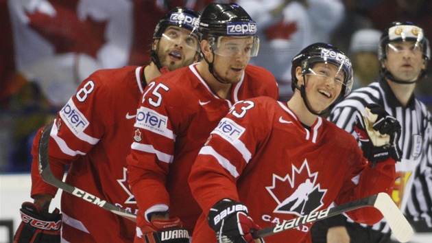 JAVOROVÉ LISTY. Kanad�tí hokejisté jsou spokojení. Jeff Skinner (vpravo), Chris Stewart a Brent Burns oslavují gól proti �védsku.