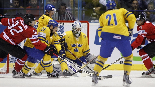 ZÁKROK. Švédský brankář Erik Ersberg zasahuje v utkání proti Kanadě.