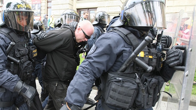 Na prvomájovém pochodu pravicových extremist� Brnem policie zatkla 13 radikál� (1. kv�tna 2011).