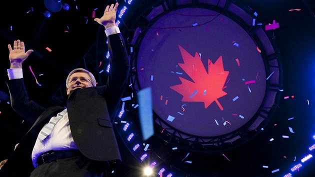 Kanadský premiér a �éf konzervativc� Stephen Harper se raduje z vít�zství ve volbách (2. kv�tna 2011)