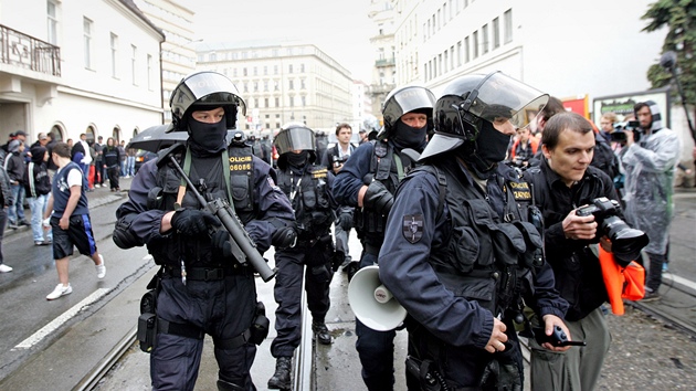 Policisté v ulicích Brna pi prvomájových oslavách
