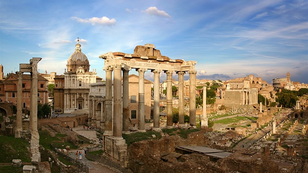 Forum Romanum bylo v dobch antickho ma centrem veho dn. Nachzelo se zde mnoho trh, chrm, bazilik, vtznch oblouk, ale tak msta, kde psobili enci a politici. V souasn dob naleznete na Foru Romanu jen ruiny pamtek pochzejcch pev