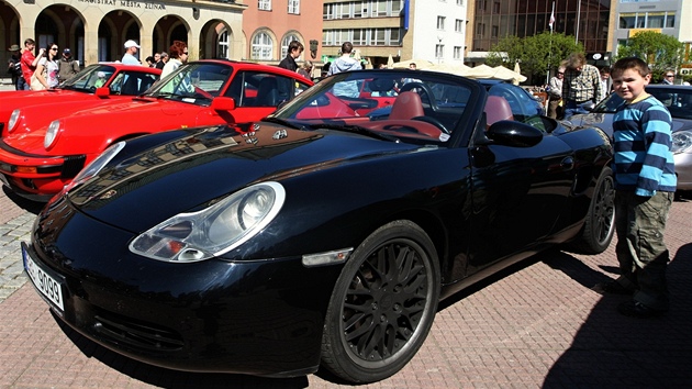 Na zlínské námstí Míru pijelo asi ticet majitel historických i moderních sporák znaky Porsche. (7. kvten 2011)