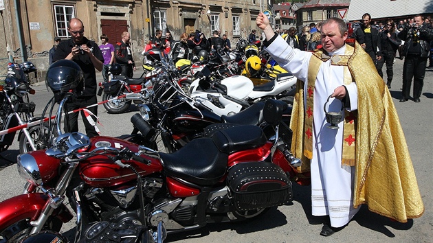 Fará Jan Jucha poehnal na námstí elezného Brodu motorkám pi zahájení nové sezony.