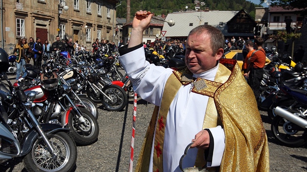 Fará Jan Jucha poehnal na námstí elezného Brodu motorkám pi zahájení nové sezony.