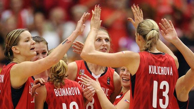 České basketbalistky finále prohrály, přesto se pak radovaly.