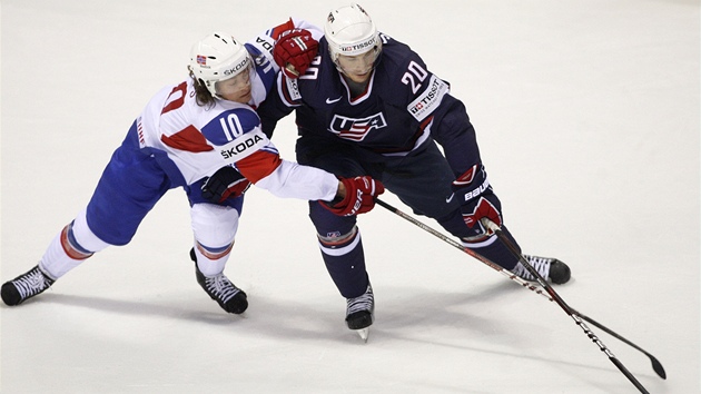 NA PUK NEDOSÁHNE�. Americký úto�ník Jack Skille brání kotou� p�ed Norem Spetsem. 