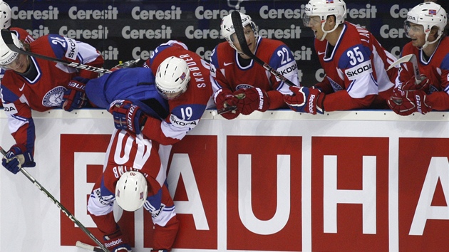 PUK PRO KAMARÁDA. Norský hokejista Ken Andre Olimb se vrhl po puku, kterým jeho spoluhrá Koivu vstelil gól do sít Rakouska.  