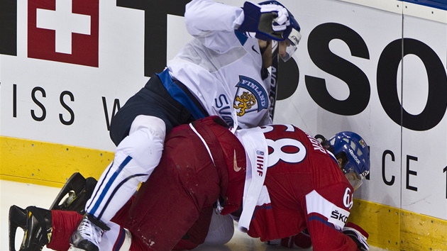 ZASE RUUTU. Stejn� jako na olympijských hrách v Turín� atakoval nebezpe�n� Jaromíra Jágra finský hokejista Ruutu. Tentokrát to ale ov�em nebyl Jarkko, nýbr� jeho bratr Tuomo. 