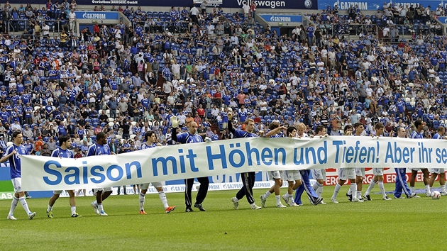 DKUJEME! Hrái Schalke podkovali fanoukm za podporu tím, e rozvinuli ped zápasem s Mohuí transparent s nápisem "Sezona s úspchy i neúspchy, ale vy jste nejlepí! Dkujeme!"