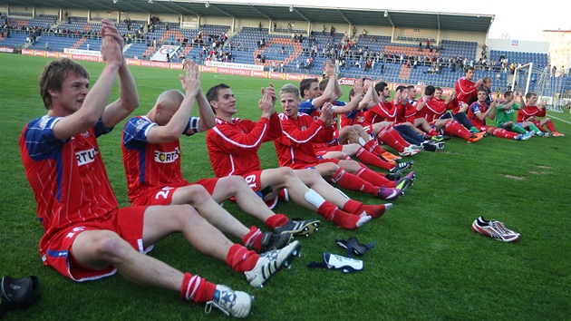 D�KOVA�KA. Hrá�i Brna se spolu s fanou�ky radují z vít�zství nad Slováckem.