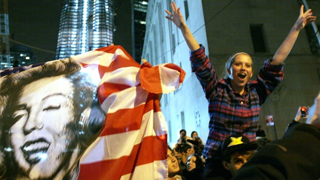 Ameriané v New Yorku slaví zabití Usámy bin Ládina. (2. kvtna 2011)