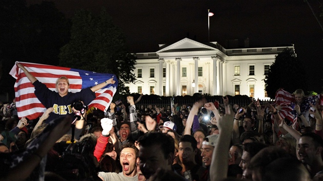 Ameriané ve Washingtonu slaví zabití Usámy bin Ládina (2. kvtna 2011)