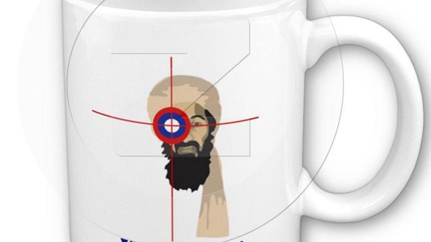 Na serveru zazzle.com se prodávají hrníky s obliejem Usámy bin Ládina, který zakrývá ter 