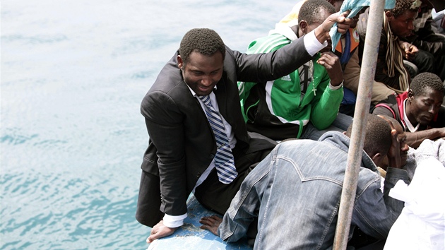 Lo s africkmi imigranty pijd k ostrovu Lampedusa (6. kvtna 2011)