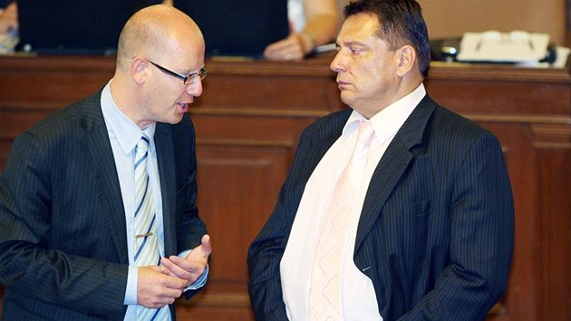 Bohuslav Sobotka a Ji Paroubek na jednn Poslaneck snmovny. (11. z 2009)