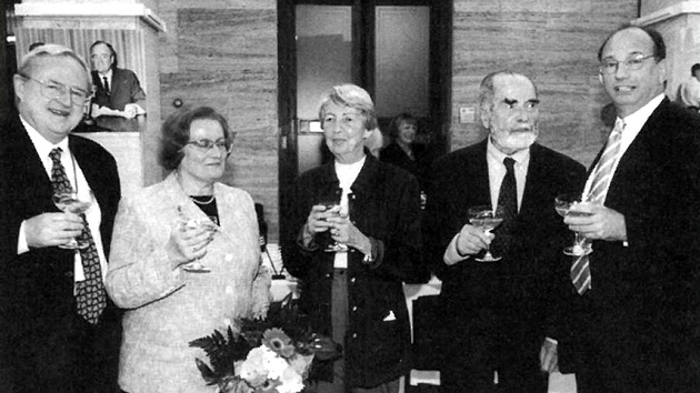 Konec �eského vysílání Svobodné Evropy. Na snímku zleva: Pavel Pechá�ek, Olga Kopecká-Valeská, Ivana Tigridová, Pavel Tigrid a Tom Dine.