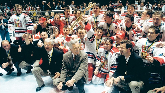 Český hokejový titul na MS 1996 ve Vídni slavil Luděk Bukač (v popředí vlevo) po boku tehdejšího premiéra Václava Klause.