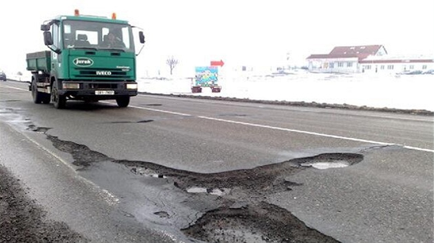 Mráz roztrhal silnice na Kolínsku