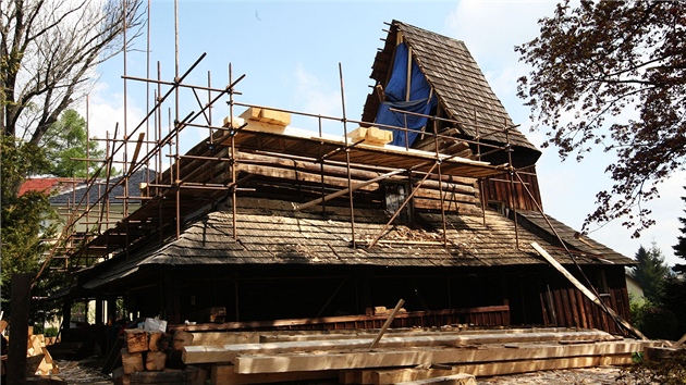 Opravovaný vzácný kostel svatého Ond�eje v Hodslavicích na Novoji�ínsku. 