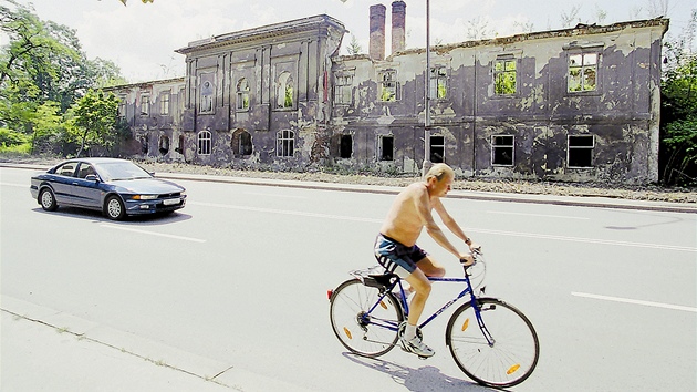 Fotografie dokumentující stav zámku rok po poáru.