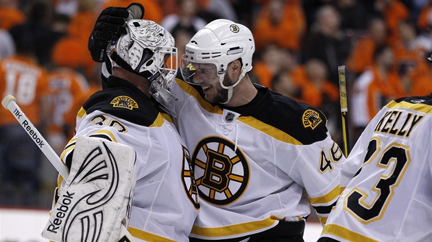 DÍKY! JO, TAKY DÍKY. Branká� Tim Thomas dr�el po dv� t�etiny a pak i  v prodlou�ení st�elce Philadelphie na uzd� a jeho bostonský spoluhrá� David Krej�í pak rozhodl o výh�e Bruins ve druhém zápase semifinálové série Východní konference.