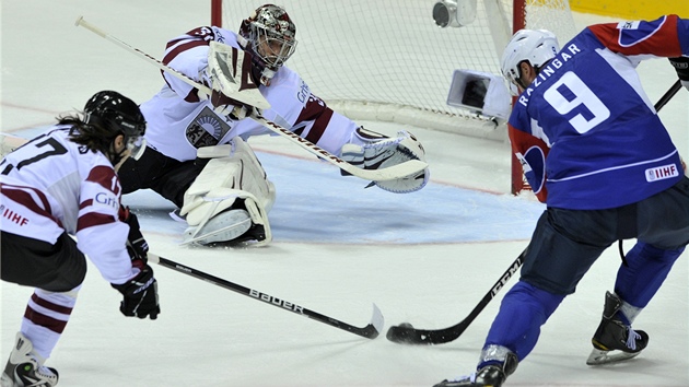 Tomá Razingar zvyuje vedení Slovinska na 2:0. Lotyský gólman Edgars Masalskis byl bez ance.  