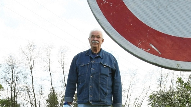 Lidé u� se ke svým chatám autem nedostanou. Na snímku Petr Korolkov.