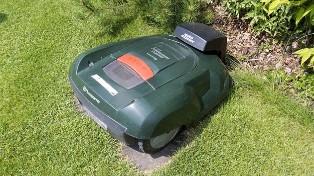 O sekání trávníku se stará robotická sekaka, které domácí íkají Eman  