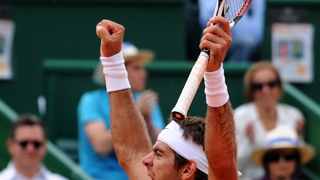 RUCE LETÍ NAD HLAVU. Argentinský tenista Juan Martín Del Potro oslavuje, práv vyhrál turnaj v Estorilu.