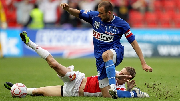 Slávistický fotbalista Petr Janda v souboji s ústeckým kapitánem Lukášem Dvořákem.