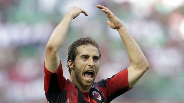 MU, KTERÝ ROZHODL. Mathieu Flamini je hrdinou AC Milán, gólem zaídil vítzství.