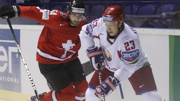 Švýcarský hokejista Philippe Furrer (vlevo) bojuje o puk s Andrejem Kosticynem z Běloruska.