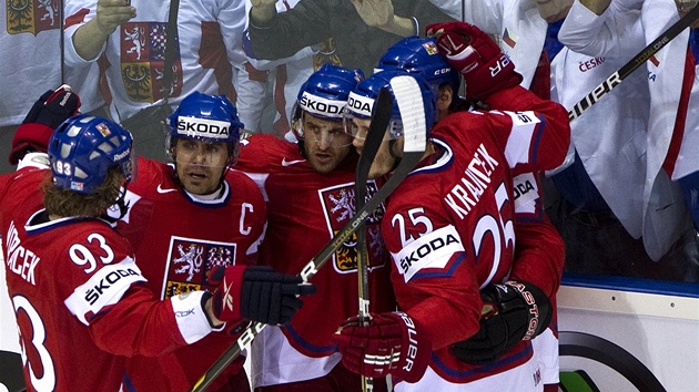 Radost �eských hokejist�, v chumlu slaví vorá�ek, Rolinek, Krají�ek, Marek.   