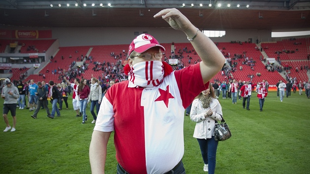 PROTEST. Fanou�ci fotbalové Slavie p�ed pohárovým utkáním zaplnili hrací plochu na protest proti vedení klubu. 