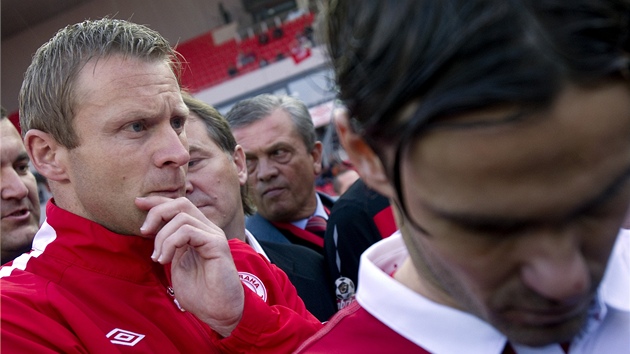 SLÁVISTICKÝ ZMAR. Stanislav Vl�ek (vlevo) a Karol Kisel �ekají, a� budou moci po protestu fanou�k� klubu za�ít hrát. 