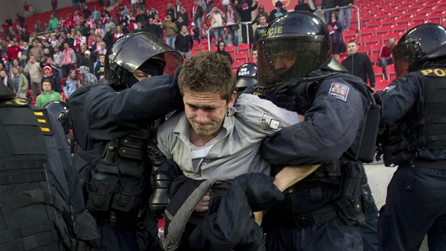 ZÁSAH. Policie znekoduje jednoho z fanouk Slavie.