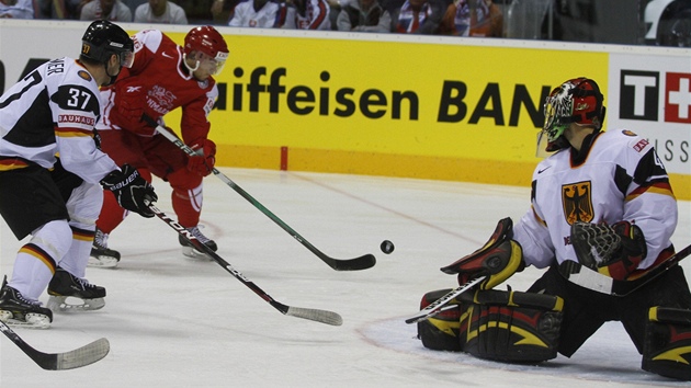 TO BUDE GÓL. Mads Bodker z Dánska dává gól Nmecku.