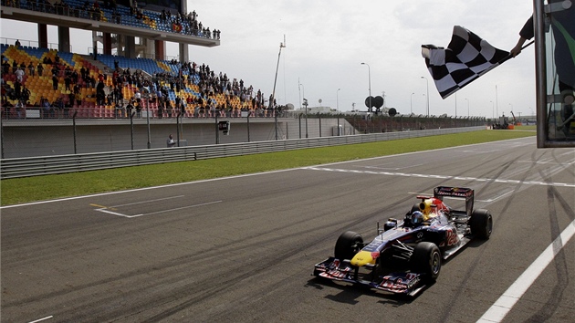 DALÍ TRIUMF. Sebastian Vettel v Red Bullu projídí jako první cílem Velké ceny Turecka.