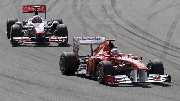 NA RED BULL NEMLI. Jezdci Ferrari a McLaeru na Red Bully nemli. Vpravo Fernando Alonso, vlevo Jenson Button.