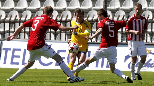 �i�kov�tí fotbalisté (v �ervenobílém) v duelu s Jihlavou.