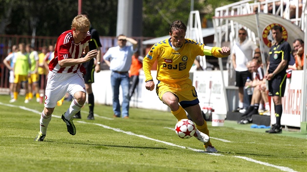 ÚNIK PO KÍDLE. Filip Dort  z Jihlavy (vpravo) útoí po levé stran.